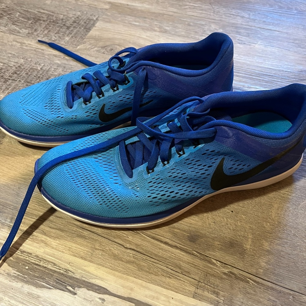 Nike tennis shoes